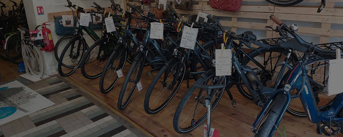 Vélos alignés et étiquetés dans la salle d'exposition